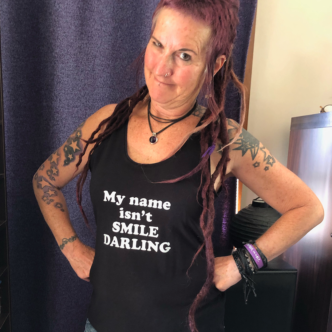 T-Shirt with "MY NAME ISN'T SMILE DARLING" hand screenprint.